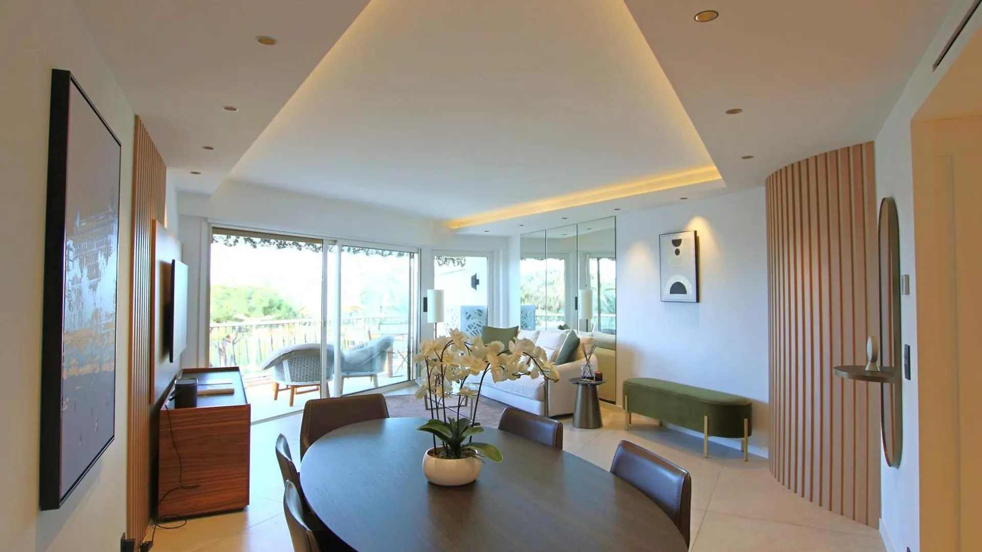 Completely Renovated Apartment On Bld Croisette, 3 Parental Bedrooms Cannes